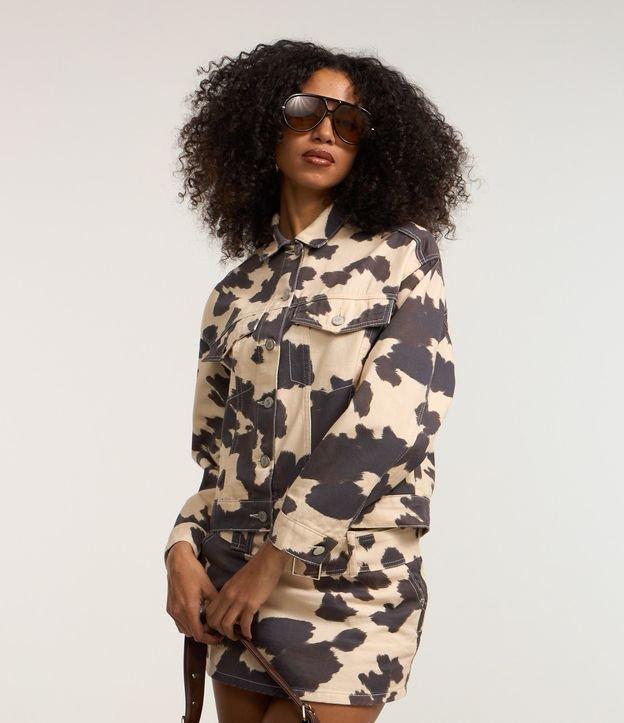 Jaqueta Trucker em Sarja Animal Print Vaca com Bolsos - 2