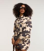 Jaqueta Trucker em Sarja Animal Print Vaca com Bolsos - 2