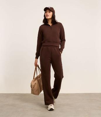 Calça Reta Esportiva em Modal com Bolsos