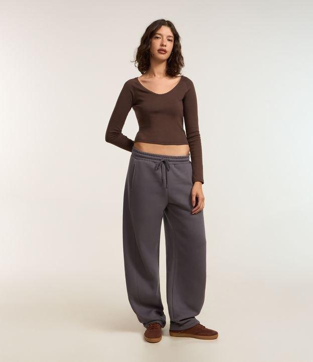 Calça Barrel em Moletom com Forro Fleece e Amarração na Cintura - 2