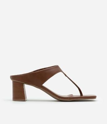 Sandália Dedo com Salto Bloco e Bico Quadrado