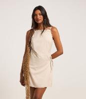 Vestido Curto Envelope Sem Manga com Amarração na Cintura - 1