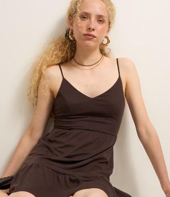 Vestido Curto em Ribana com Babado na Barra e Alcinhas