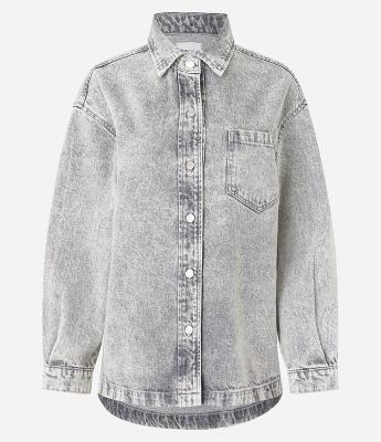 Camisa Oversized em Jeans com Bolso e Cava Deslocada