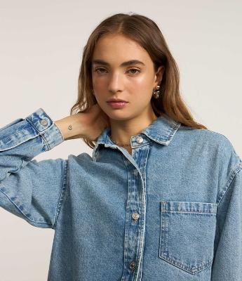 Camisa Oversized em Jeans com Bolso e Cava Deslocada