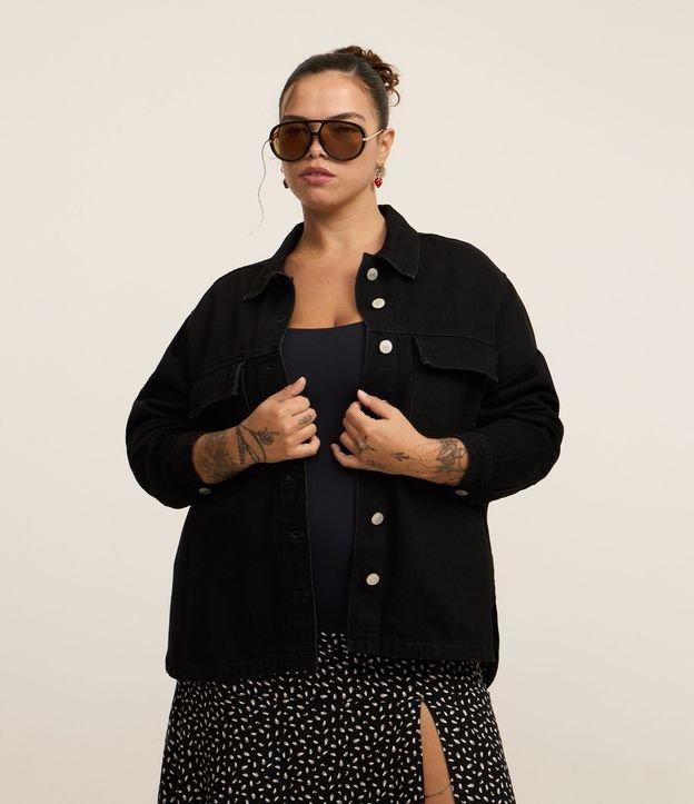Jaqueta Overshirt em Jeans com Bolso Cargo e Botões Contrastantes Curve & Plus Size - 1