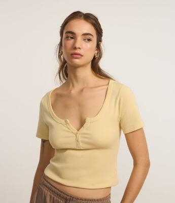 Blusa em Ribana com Recorte na Gola e Botões