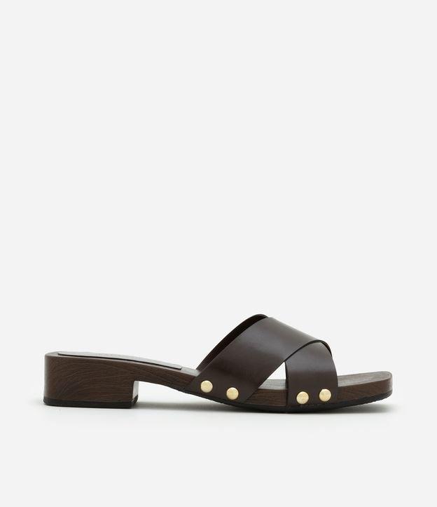 Sandália Mule com Efeito Madeira e Tiras Largas Cruzadas com Tachinhas - 1