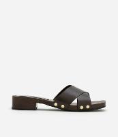 Sandália Mule com Efeito Madeira e Tiras Largas Cruzadas com Tachinhas - 1