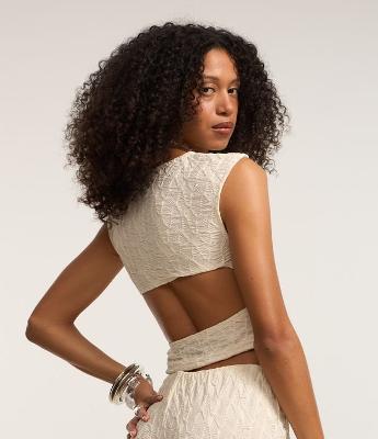 Blusa em Tricô Texturizada com Recorte Vazado nas Costas