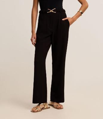 Calça Wide Leg Alfaiatada com Fivela Triângulo no Cinto Elástico