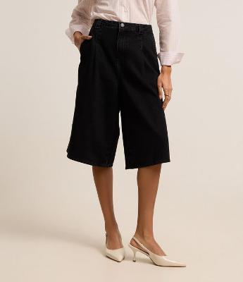 Bermuda em Jeans com Pregas Frontais