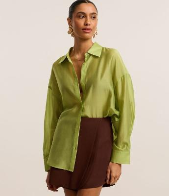 Camisa Ampla em Organza com Cava Deslocada e Punho Largo