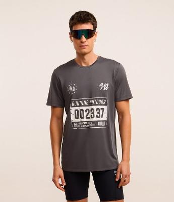 Camiseta Esportiva Regular com Tecnologia Dry e Estampa Corrida