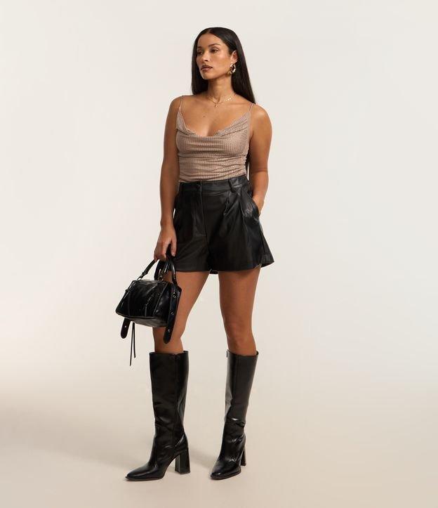 Short Curto em PU com Cintura Alta e Bolsos - 2