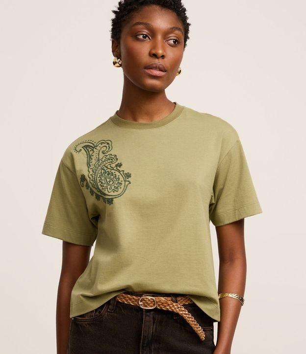 Camiseta Boxy em Algodão com Bordado Paisley no Ombro - 2