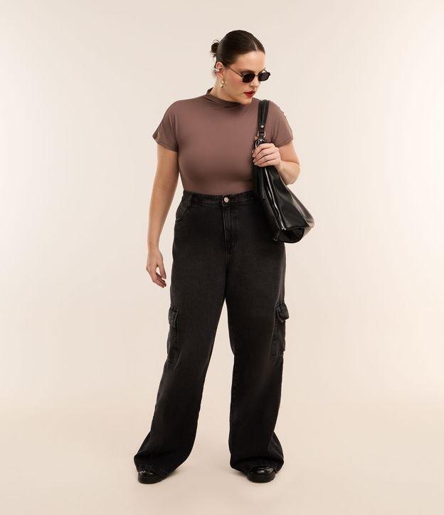 Calça Wide em Jeans com Elástico no Cós e Bolsos Cargo Curve & Plus Size - 1