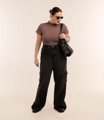 Calça Wide em Jeans com Elástico no Cós e Bolsos Cargo Curve & Plus Size