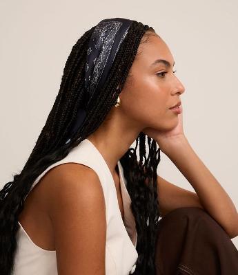 Lenço Retangular em Cetim com Estampa Paisley