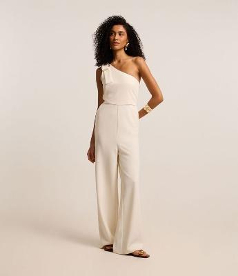 Macacão em Crepe com Decote Ombro Só e Pences