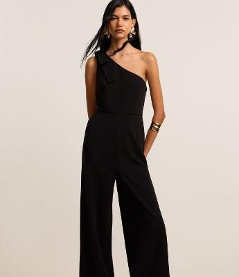 Macacão em Crepe com Decote Ombro Só e Pences