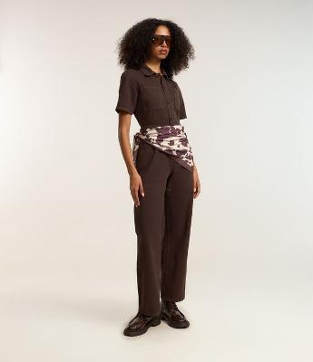 Macacão Longo em Sarja com Vista de Botões e Bolsos