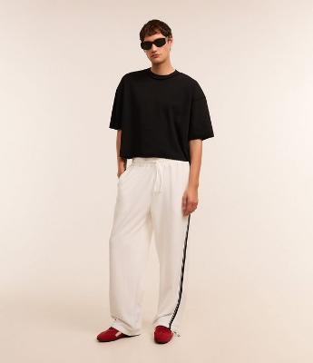 Calça Wide Leg em Helanca com Listra Lateral e Ajuste na Barra