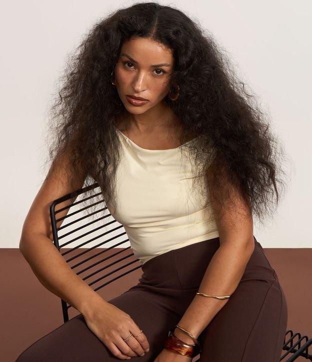 Blusa em Microfibra sem Mangas com Ombro Torcido - 3