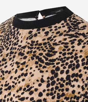 Blusa em Viscose com Estampa Onça e Gola de Tricô Contrastante