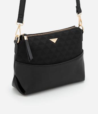 Bolsa Transversal Média com Textura Embossed e Estampa Triangular