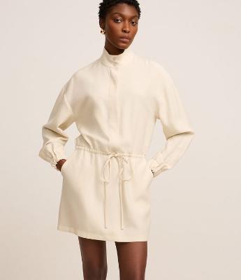 Vestido Curto em Viscose com Gola Alta e Amarração na Cintura