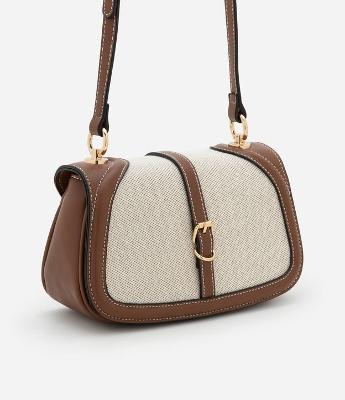 Bolsa Transversal Pequena com Tampa e Detalhes de Metal Boho Romântico