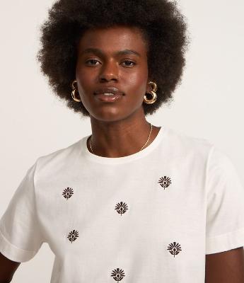 Camiseta em Algodão com Bordados de Flor