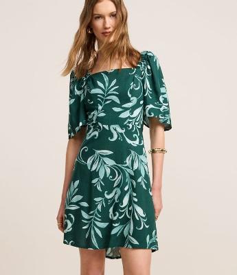 Vestido Evasê em Viscose com Manga Godê e Estampa Folhagem