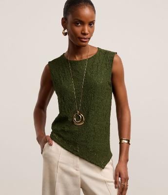 Blusa em Renda com Barra Assimétrica e Gola Redonda