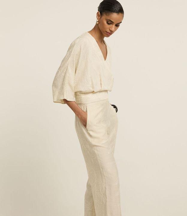 Calça Wide Leg em Laise com Bordado Floral e Bolsos - 2