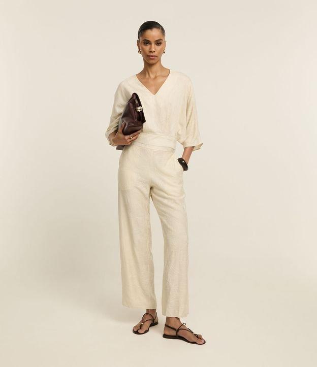 Calça Wide Leg em Laise com Bordado Floral e Bolsos - 3
