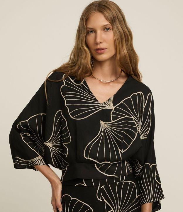 Blusa em Viscose Twill com Bordado Folhagem e Manga 7/8 - 2