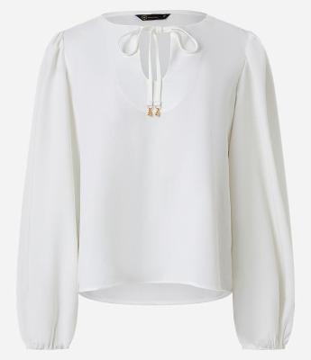 Blusa Acetinada com Pingente de Coração na Amarração da Gola