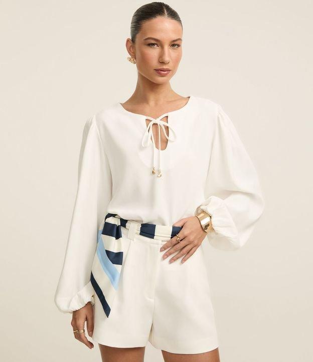 Blusa Acetinada com Pingente de Coração na Amarração da Gola - 2