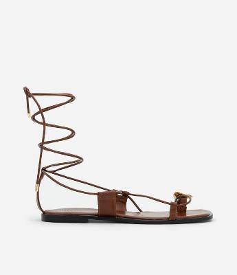 Sandália Rasteira com Detalhe de Metal Orgânico no Dedal e Amarração