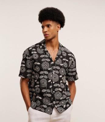 Camisa em Jacquard com Estampa Bordada de Folhagem