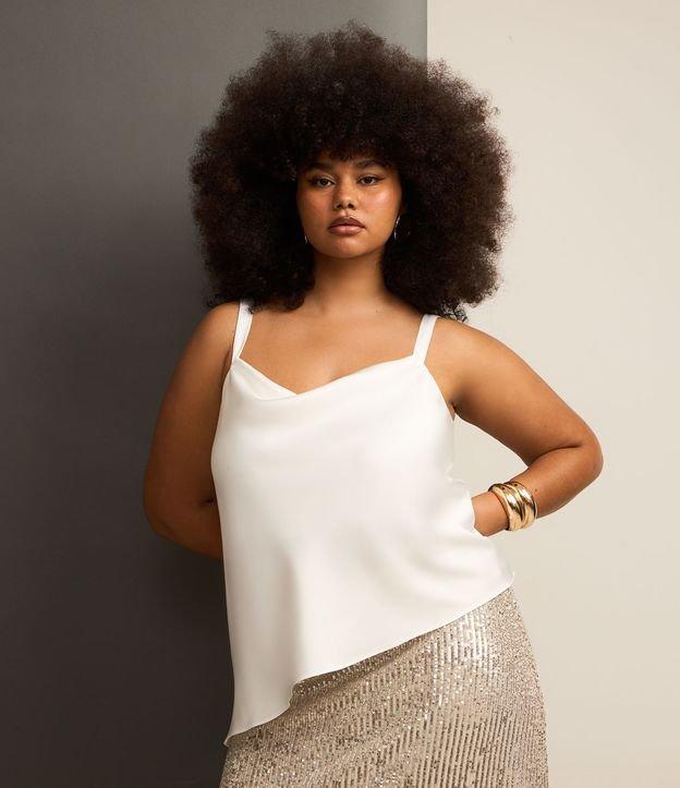 Blusa Acetinada com Decote Degagê e Barra Irregular Curve & Plus Size - 2