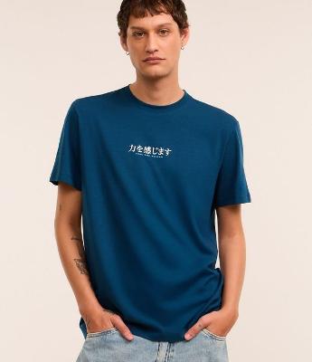 Camiseta Comfort em Algodão com Estampa de Carpa Oriental