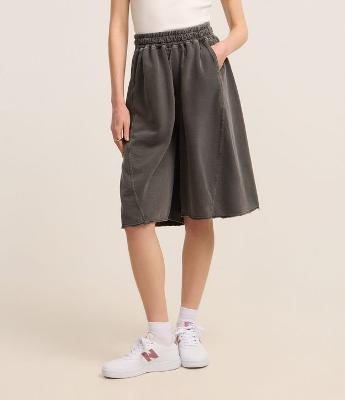 Bermuda Jorts Oversized em Moletom com Recortes