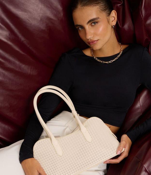 Bolsa Satchel com Textura de Furinhos e Recorte Arredondado - 2