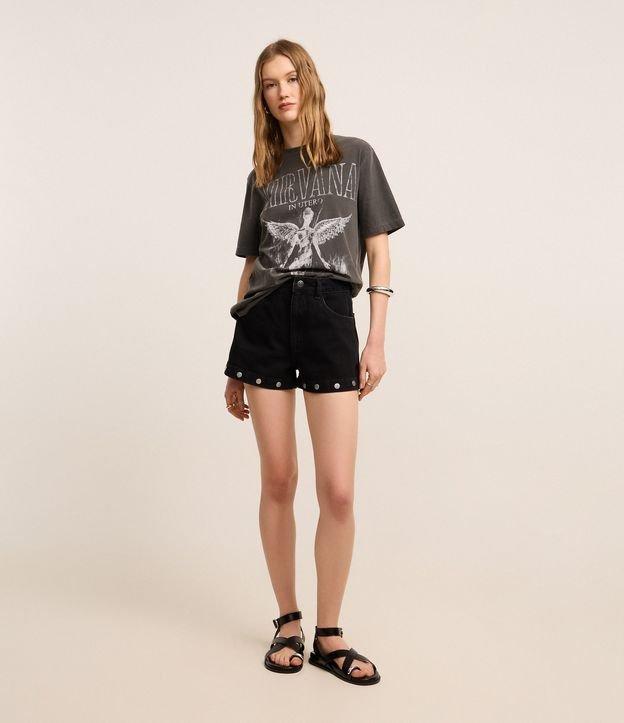 Short Curto em Jeans com Cintura Alta e Barra Recortada com Rebites - 1