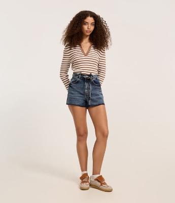 Short Slim em Jeans com Cintinho e Barra Desfeita