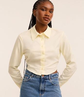 Camisa Cropped em Tricoline com Detalhe Vazado nas Costas