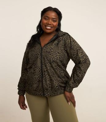 Jaqueta Corta Vento em Tecnologia Dry com Animal Print Curve & Plus Size